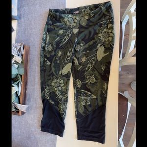 Like New Old Navy Crop Leggings Large Green Black